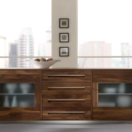 SQ038 Sideboard Nussbaum geölt, Türfüllungen satiniertes Glas