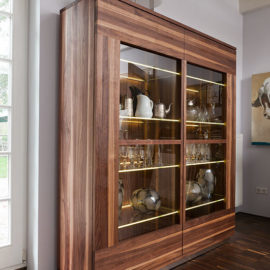 SQ087 Vitrine Nussbaum geölt, Türen Klarglas, LED-Beleuchtung