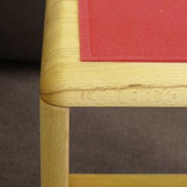 TI012 Beisteller/Würfel Wildeiche geölt mit rotem Sitzfilz
